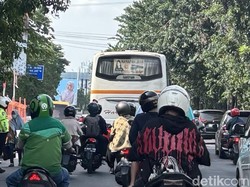 Macet Waru Arah Surabaya, Antrean Kendaraan Mengular hingga Flyover Aloha