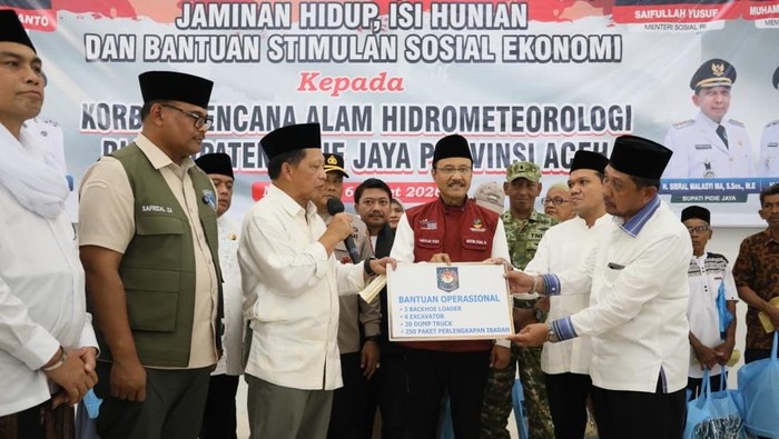 Mendagri Tito Salurkan Bantuan Santunan Korban Bencana Hidrometeorologi di Pidie Jaya