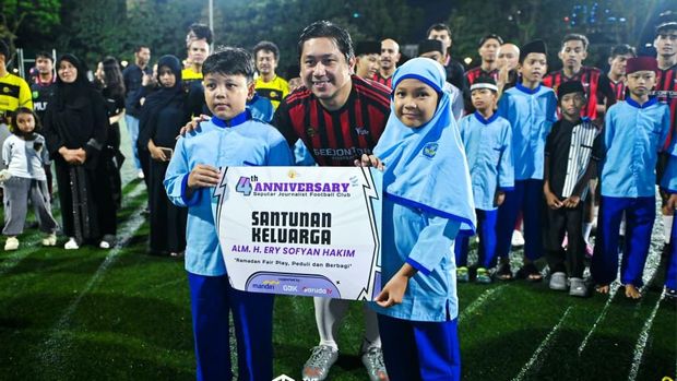 Komunitas sepakbola jurnalis Seejontor FC (SJFC) merayakan hari ulang tahun (HUT) keempat. Momen ini dikemas dengan pemberian santunan ke anak yatim piatu.