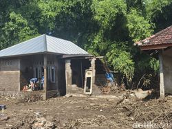 Detik-detik Banjir Bandang Seret 4 Warga di Buleleng