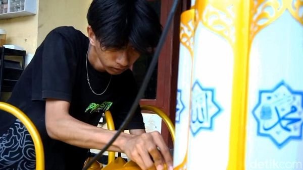 Lampu Hias Paralon Motif Kaligrafi dari Probolinggo Laris hingga Mancanegara