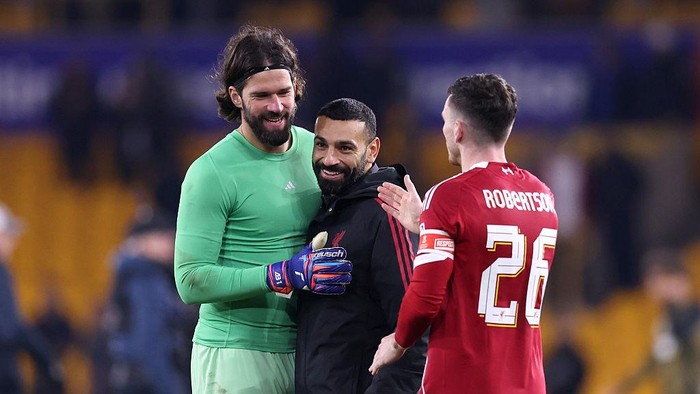 Alisson (kiri), Salah (tengah), dan Robertson merayakan kemenangan Liverpool atas Wolves di Piala FA.