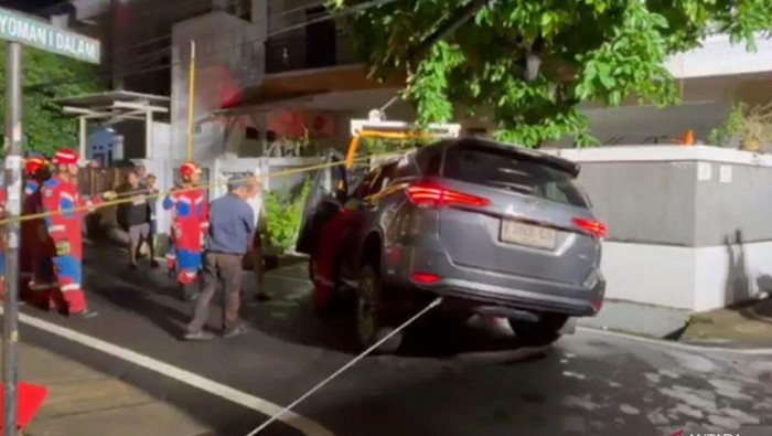 Mobil Terperosok di Jalan Pengayoman Saat Anak Belajar Nyetir