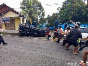 Sopir Diduga Mengantuk, Toyota Rush Terbalik Setelah Tabrak Livina di Magelang