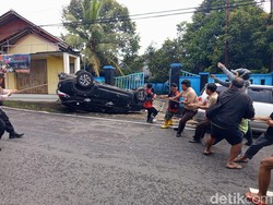 Sopir Diduga Mengantuk, Toyota Rush Terbalik Setelah Tabrak Livina di Magelang