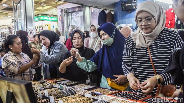 Momen Belanja Lebaran Lebih Awal, Pasar Tanah Abang Dipadati Warga