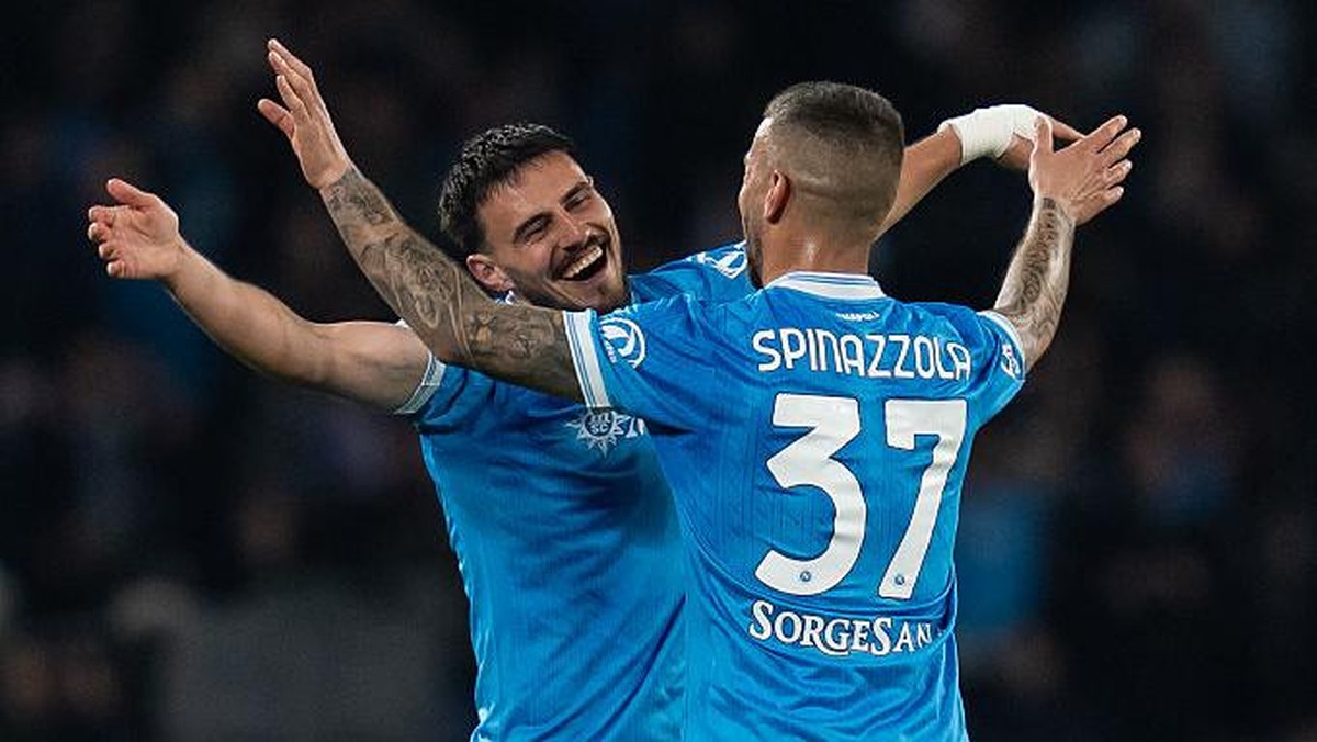 Eljif Elmas (kiri) merayakan gol yang ia cetak ke gawang Torino bersama Leonardo Spinazzola. Foto: NurPhoto via Getty Images/NurPhoto