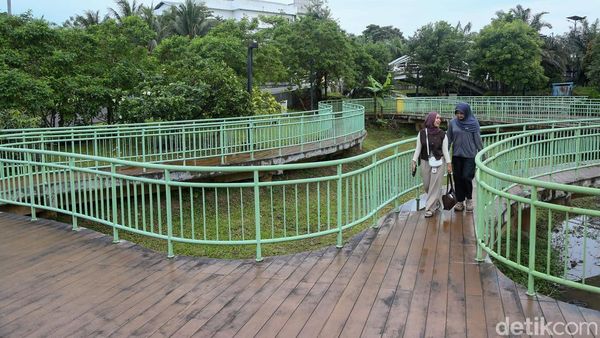 Ngabuburit di Alun-Alun Kota Depok, Warga Bersantai Menanti Waktu Berbuka