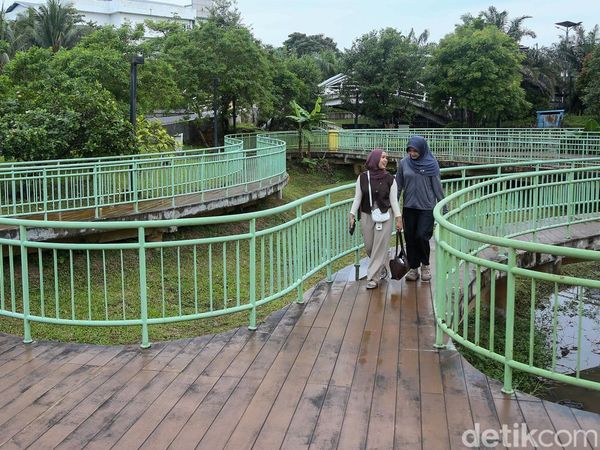 Ngabuburit di Alun-Alun Kota Depok, Warga Bersantai Menanti Waktu Berbuka