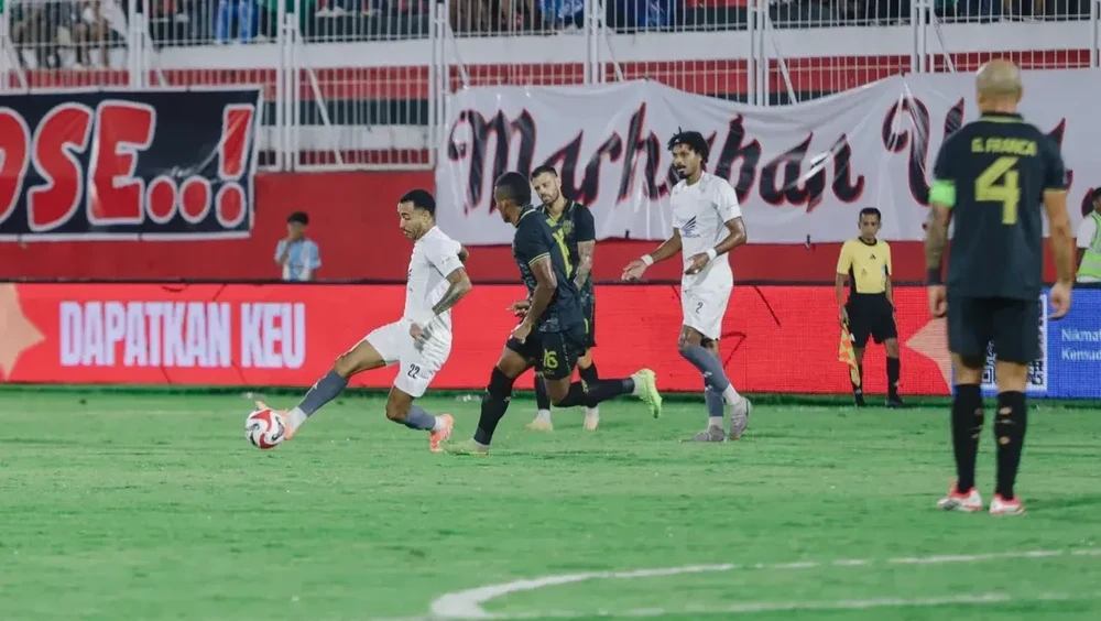 SportsZam - Drama enam gol tersaji di Stadion Kie Raha, Ternate, saat Malut United menjamu PSM Makassar dalam lanjutan Super League. Pertandingan sengit yang berlangsung Sabtu (7/3/2026) malam WIB itu berakhir dengan skor imbang 3-3, membuat kedua tim harus puas berbagi satu poin.