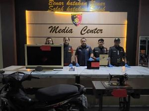 2 Pria Pontianak Bobol Rumah-Curi Mesin Jahit Antik demi Beli Sabu