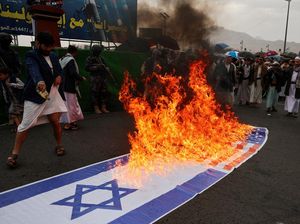 Pendukung Houthi Gelar Demo Solidaritas untuk Iran, Lebanon, dan Palestina di Sanaa