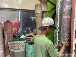 Penjualan Karpet Laris Manis di Pasar Baru Lamongan Jelang Lebaran