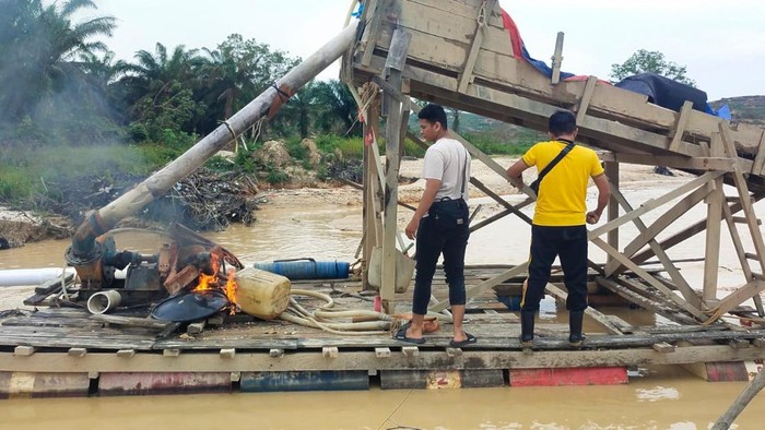 Polres Kuansing Buru Penambangan Emas Ilegal, Puluhan Rakit PETI Dimusnahkan