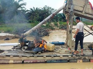 Polres Kuansing Gempur Tambang Ilegal, Puluhan Rakit PETI Dimusnahkan