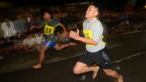 Puluhan Pelajar Ikuti Lomba Lari Tanpa Alas Kaki di Tegal