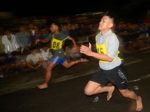 Puluhan Pelajar Ikuti Lomba Lari Tanpa Alas Kaki di Tegal