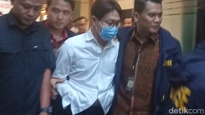 Dokter Kecantikan Richard Lee Ditahan Polisi Setelah Mangkir Pemeriksaan