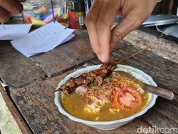 Nikmatnya Buka Puasa Makan Sate Disiram Kuah Rempah Gurih di Ponorogo