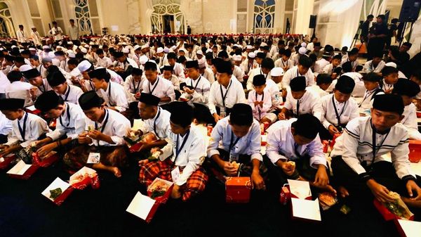 Seribu Anak Yatim Ikuti Buka Puasa Bersama di Masjid At-Thohir