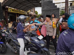 Srikandi Polres Bojonegoro Bagikan 1.000 Takjil ke Pengguna Jalan