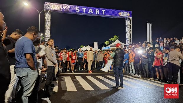 Polres Tangerang Selatan menggelar lomba lari malam bertajuk Fun Night Run Piala Kapolres di Jalan Promoter, Serpong, Kota Tangerang Selatan, Jumat (6/3) malam. Kegiatan itu digelar sebagai upaya menekan aksi tawuran dan balap liar yang kerap melibatkan remaja selama Ramadan.