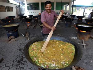 Tradisi Kenduri Nuzulul Quran di Aceh, Warga Gotong Royong Masak Kuah Beulangong