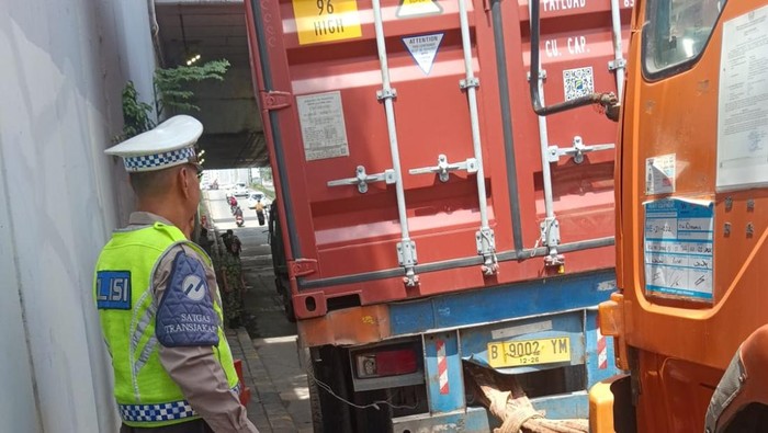 Truk Kontainer Tersangkut di Underpass Pramuka, Lalu Lintas Perlahan