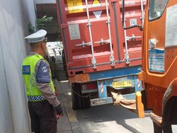 5 Fakta Truk Kontainer Nyangkut di Underpass Pramuka