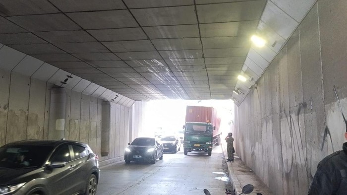 Truk Kontainer Tersangkut di Underpass Pramuka, Lalin Macet