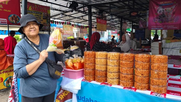 Penjual Takjil Benhil Lapor Omzet Turun karena Hujan