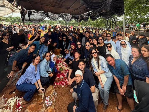 Makna Pakaian Biru Para Pelayat Vidi Aldiano