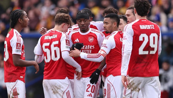 Soccer Football - FA Cup - Fifth Round - Mansfield Town v Arsenal - One Call Stadium, Mansfield, Britain - March 7, 2026  Arsenals Noni Madueke celebrates scoring their first goal with teammates REUTERS/David Klein