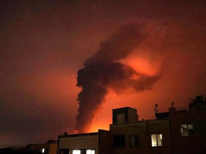 Israel Serang Depot Minyak Iran dan Kebakaran Besar di Teheran