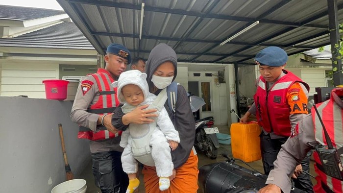 Banjir Satu Meter di Ciledug Evakusi Anak-Bayi