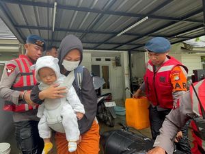 Banjir 1 Meter di Ciledug, Brimob Evakuasi Anak-anak hingga Bayi