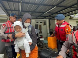 Banjir 1 Meter di Ciledug, Brimob Evakuasi Anak-anak hingga Bayi
