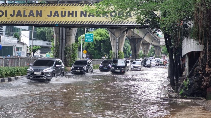 Banjir Ringan di Mampang Menghambat Lalu‑Lintas