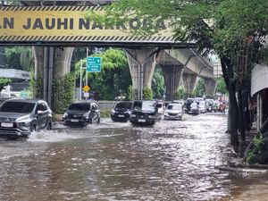 Banjir di Mampang Jaksel, Lalu Lintas Tersendat