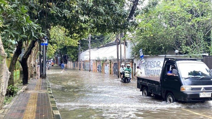 Pengendara Motor Terobos Banjir di Kemang Timur