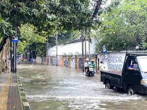 Pengendara Tuntun Motor Terobos Banjir di Kemang-Mampang Jaksel