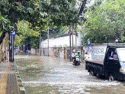 Pengendara Tuntun Motor Terobos Banjir di Kemang-Mampang Jaksel