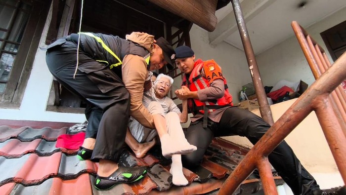 Banjir 2 Meter di Mampang Jaksel Memaksa Brimob Evakuasi Semua Usia