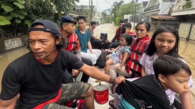 Evakuasi warga di Mampang, Jaksel, akibat banjir.