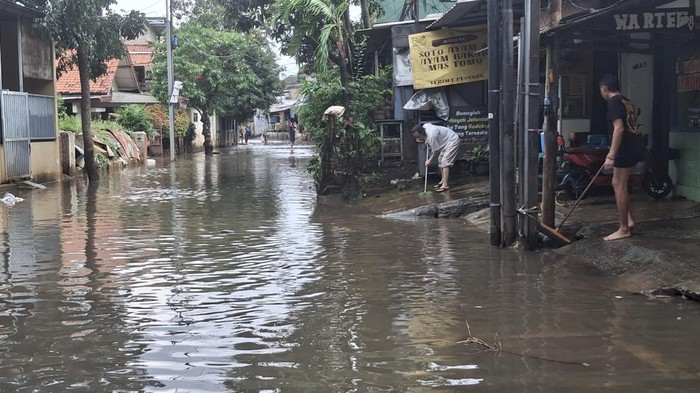 Banjir di Pela Mampang Hampir Menyentuh 2 Meter