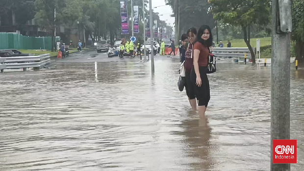 Banjir menerjang sebanyak sembilan kecamatan di Kabupaten Tangerang pada Minggu (8/2).