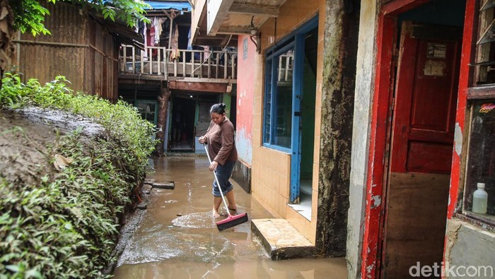 Banjir Surut di Jakarta, Warga Bersih‑bersih Bantaran Kali Ciliwung