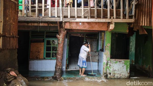 Banjir Mulai Surut, Warga Bantaran Kali Ciliwung Bersih-bersih