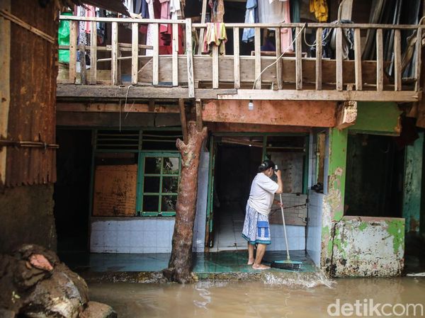Banjir Mulai Surut, Warga Bantaran Kali Ciliwung Bersih-bersih