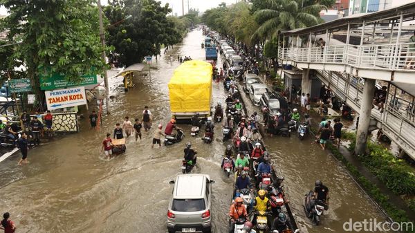 Banjir Picu Kemacetan di Kawasan Taman Kota Jakbar